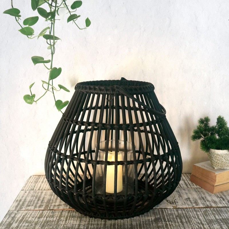 JK 401639  Φανάρι Koko  από φυσικό Rattan και γυαλί σε μαύρη απόχρωση.  Διάσταση προϊόντος : Φ55X48H   