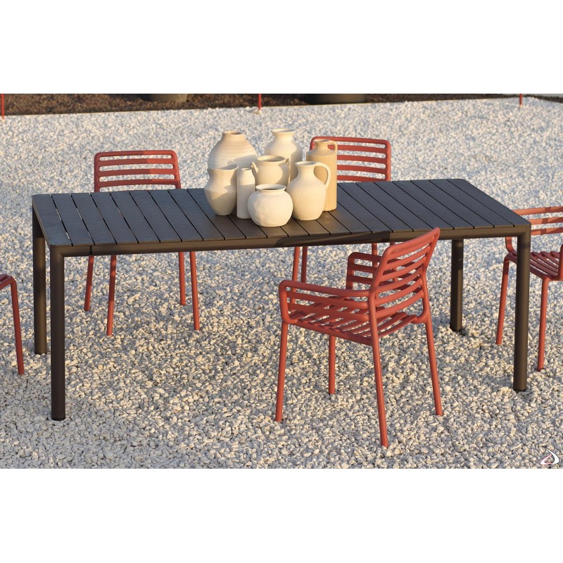 TEVERE 210 EXT    Τραπεζαρία επεκτεινόμενη με πόδια αλουμινίου και επιφάνεια πολυπροπυλενίου  211(+64)x100x76,5