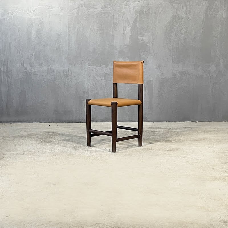 THE CHANDI ICONIC CHAIR LEATHER TEAK - ΚΑΡΕΚΛΑ ΞΥΛΙΝΗ ΚΩΔ 6822S - 40×40x90cm
