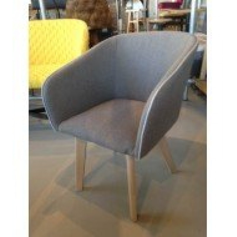  P 615 -Πολυθρόνα ξύλινη με επένδυση υφάσματος εκρου